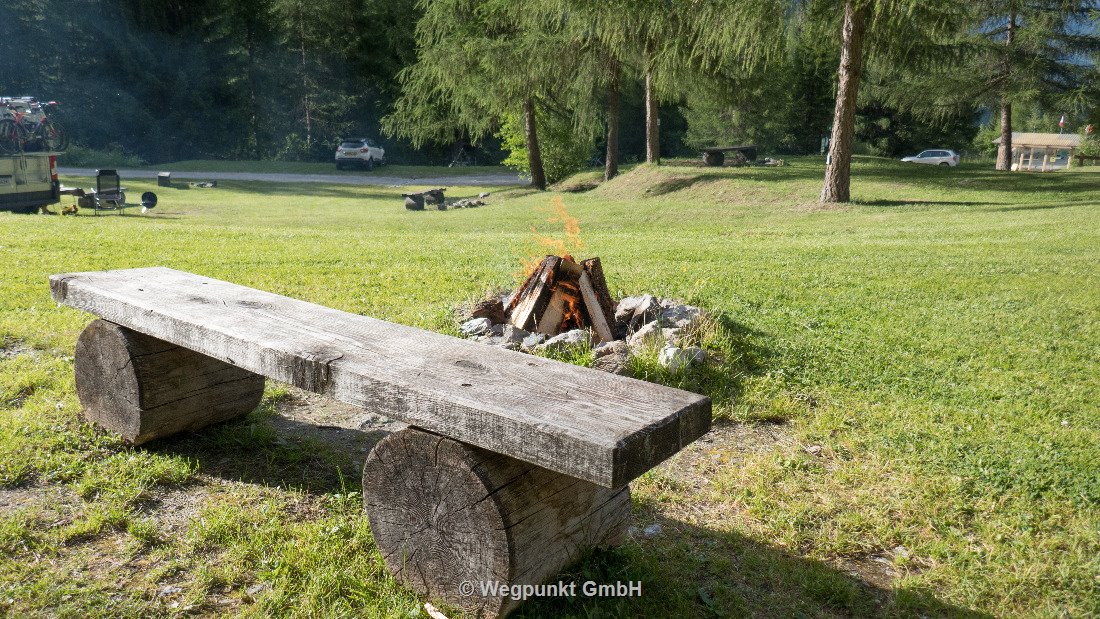 Jeder Platz hat eine Feuerstelle und eine Holzbank